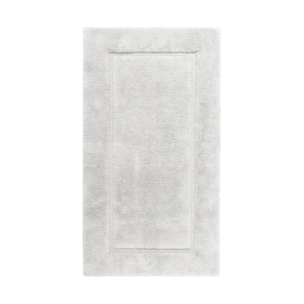 Ovanifrån-vy av en utsträckt Egoist badrumsmatta i färgtonen Cloud (Ljus gråblå). Detaljerat studiophoto som framhäver den mjuka strukturen hos den exklusiva GIZA-bomullen.