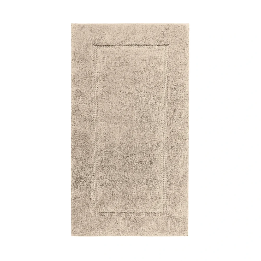 Ovanifrån-vy av en utsträckt Egoist badrumsmatta i färgtonen Linen (Linnebeige). Detaljerat studiophoto som framhäver den mjuka strukturen hos den exklusiva GIZA-bomullen.