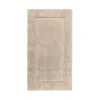 Ovanifrån-vy av en utsträckt Egoist badrumsmatta i färgtonen Linen (Linnebeige). Detaljerat studiophoto som framhäver den mjuka strukturen hos den exklusiva GIZA-bomullen.