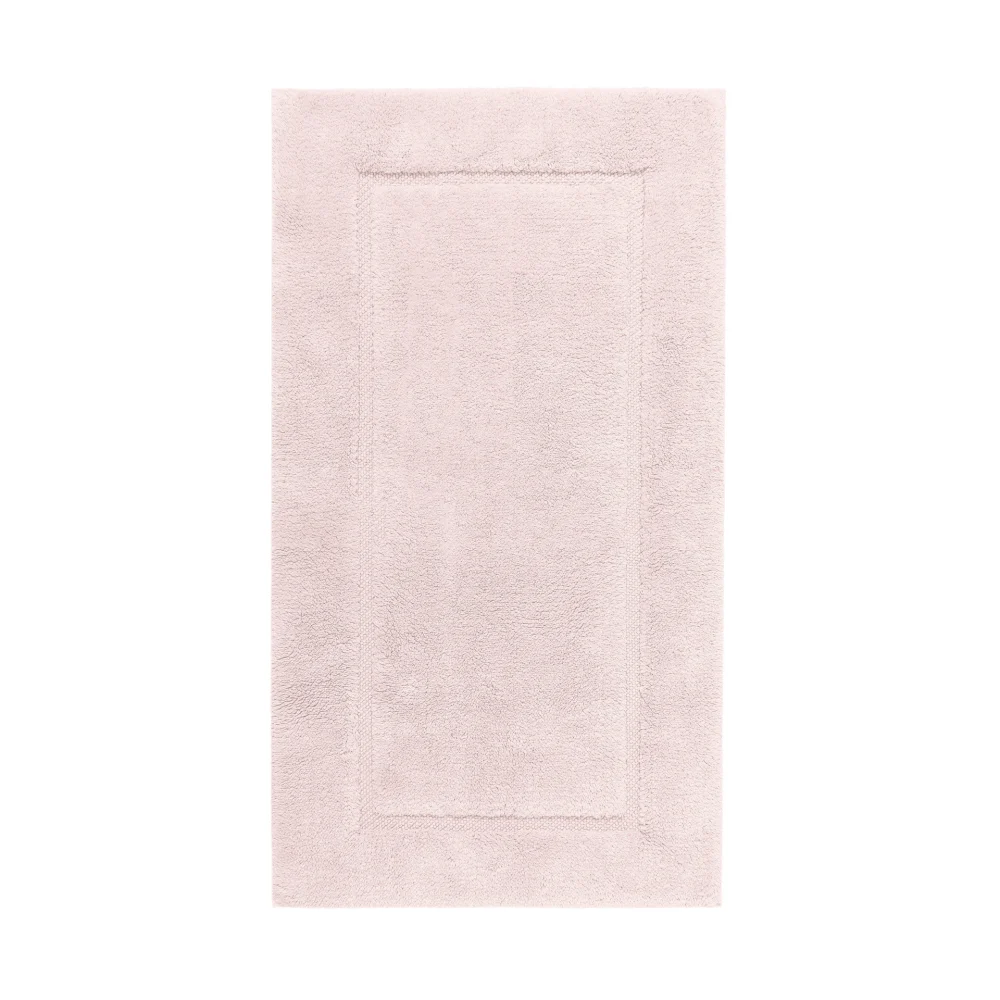 Slät produktbild på Egoist badrumsmatta i nyansen Pink Pearl (Ljusrosa), fotograferad rakt ovanifrån. Visar den fylliga, täta strukturen av äkta portugisisk vävning i egyptisk bomull.