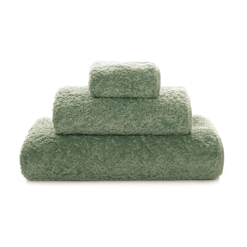Lyxiga, staplade frottéhanddukar Graccioza Egoist i den eleganta färgnyansen Jade (Jade, grön) sett framifrån.