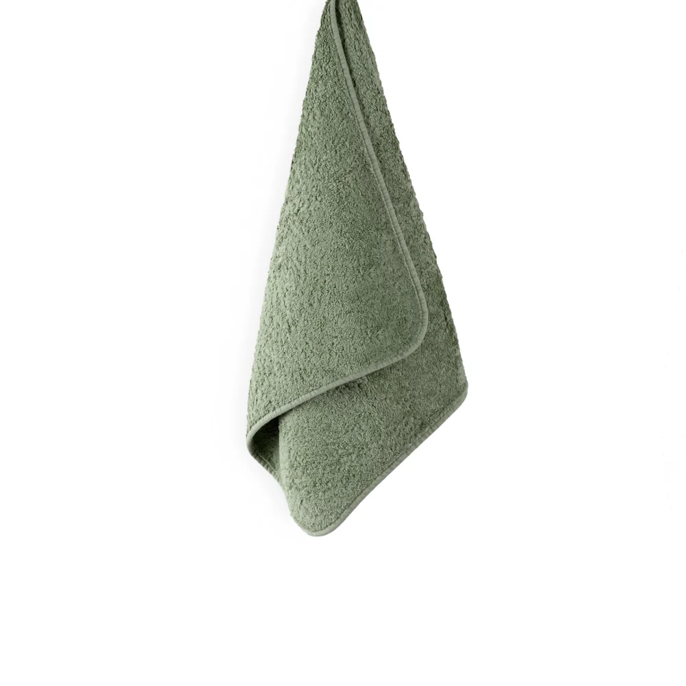 En stor, tjock och mjuk upphängd badhandduk Graccioza Egoist i den unika nyansen Jade redo för badrummet.