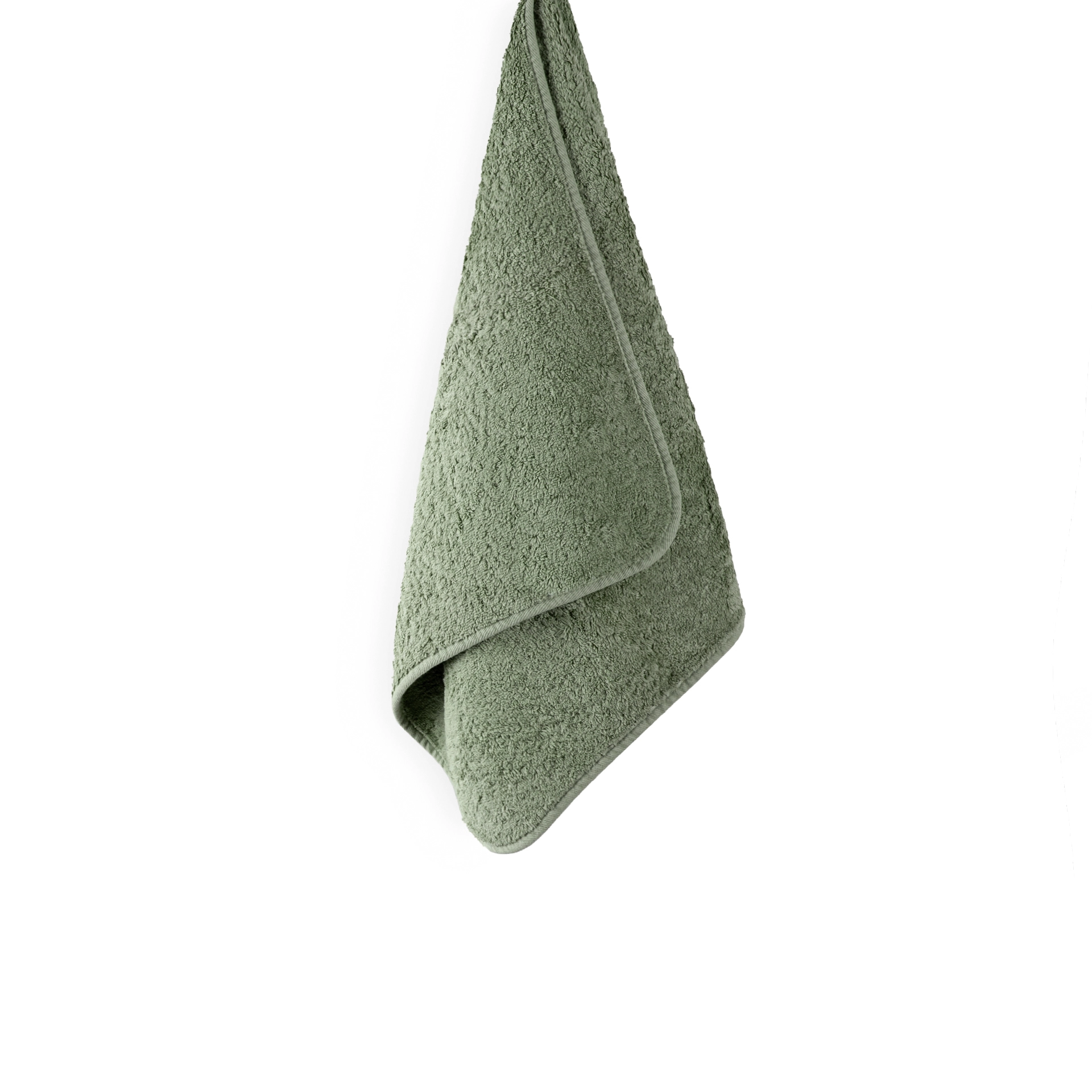 En stor, tjock och mjuk upphängd badhandduk Graccioza Egoist i den unika nyansen Jade redo för badrummet.
