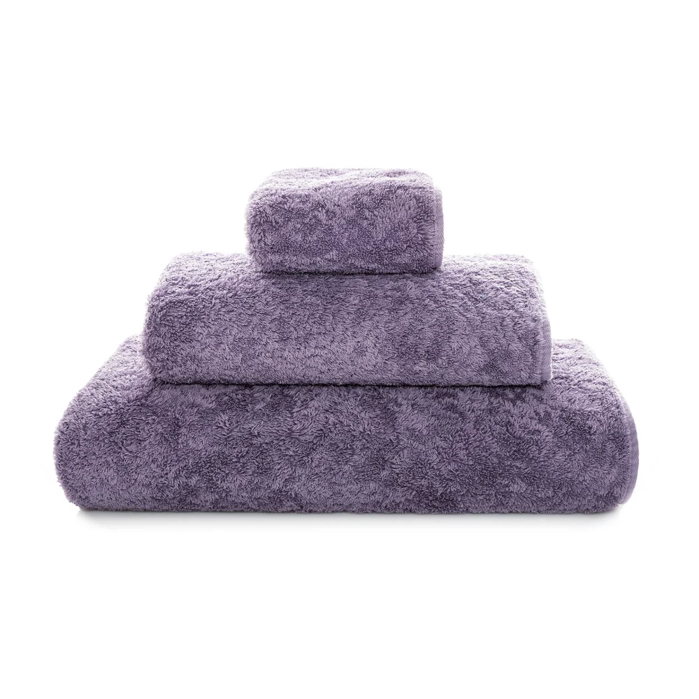 Lyxiga, staplade frottéhanddukar Graccioza Egoist i den eleganta färgnyansen Lavander (Lavander lila) sett framifrån.
