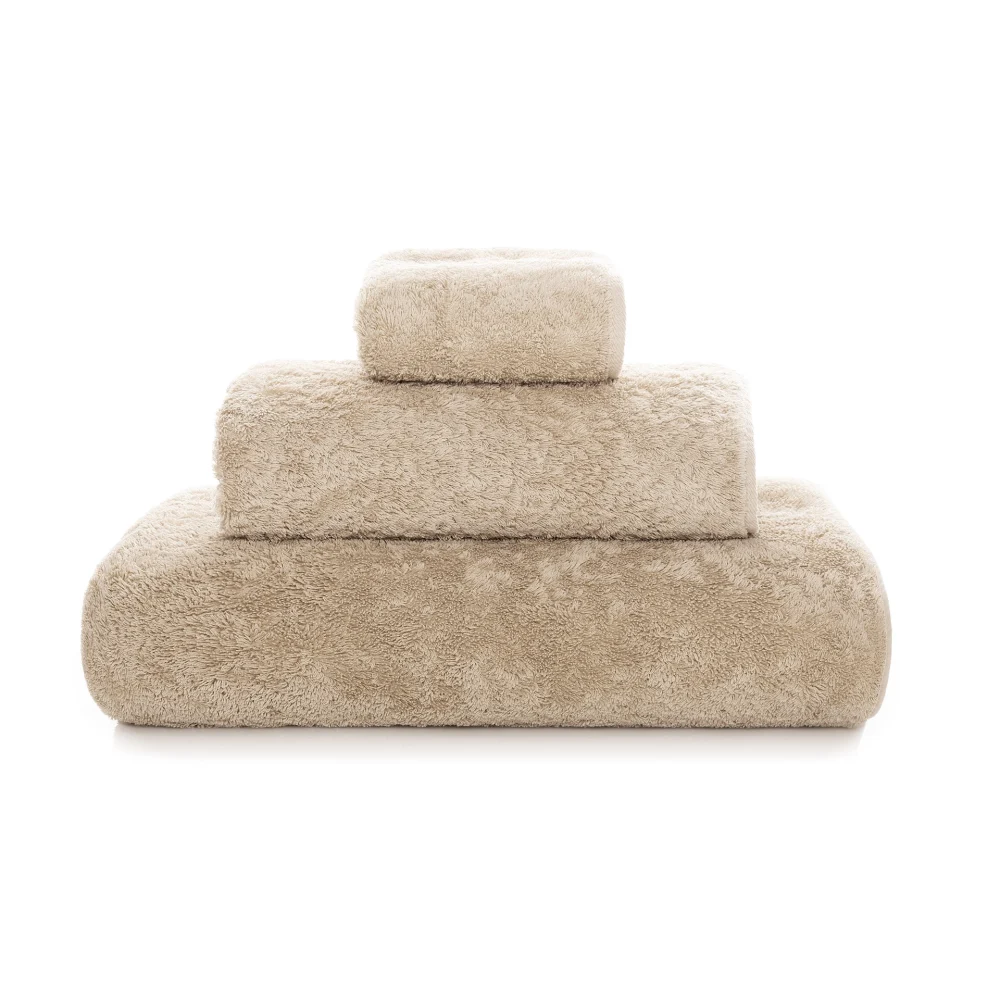 Lyxiga, staplade frottéhanddukar Graccioza Egoist i den eleganta färgnyansen Linen (Hasselnötsbrun) sett framifrån.