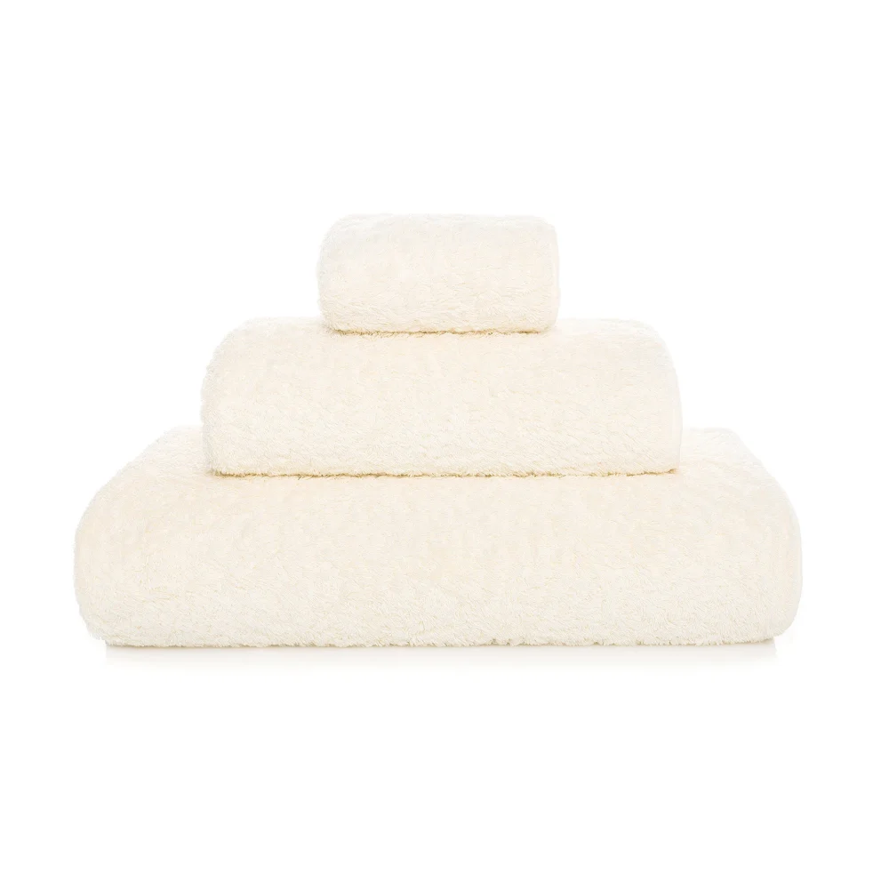 Lyxiga, staplade frottéhanddukar Graccioza Egoist i den eleganta färgnyansen Natural (Ljusbeige) sett framifrån.