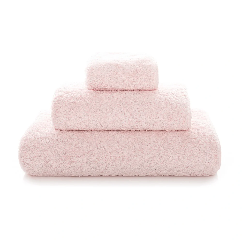 Lyxiga, staplade frottéhanddukar Graccioza Egoist i den eleganta färgnyansen Pink Pearl (Ljus rosa) sett framifrån.