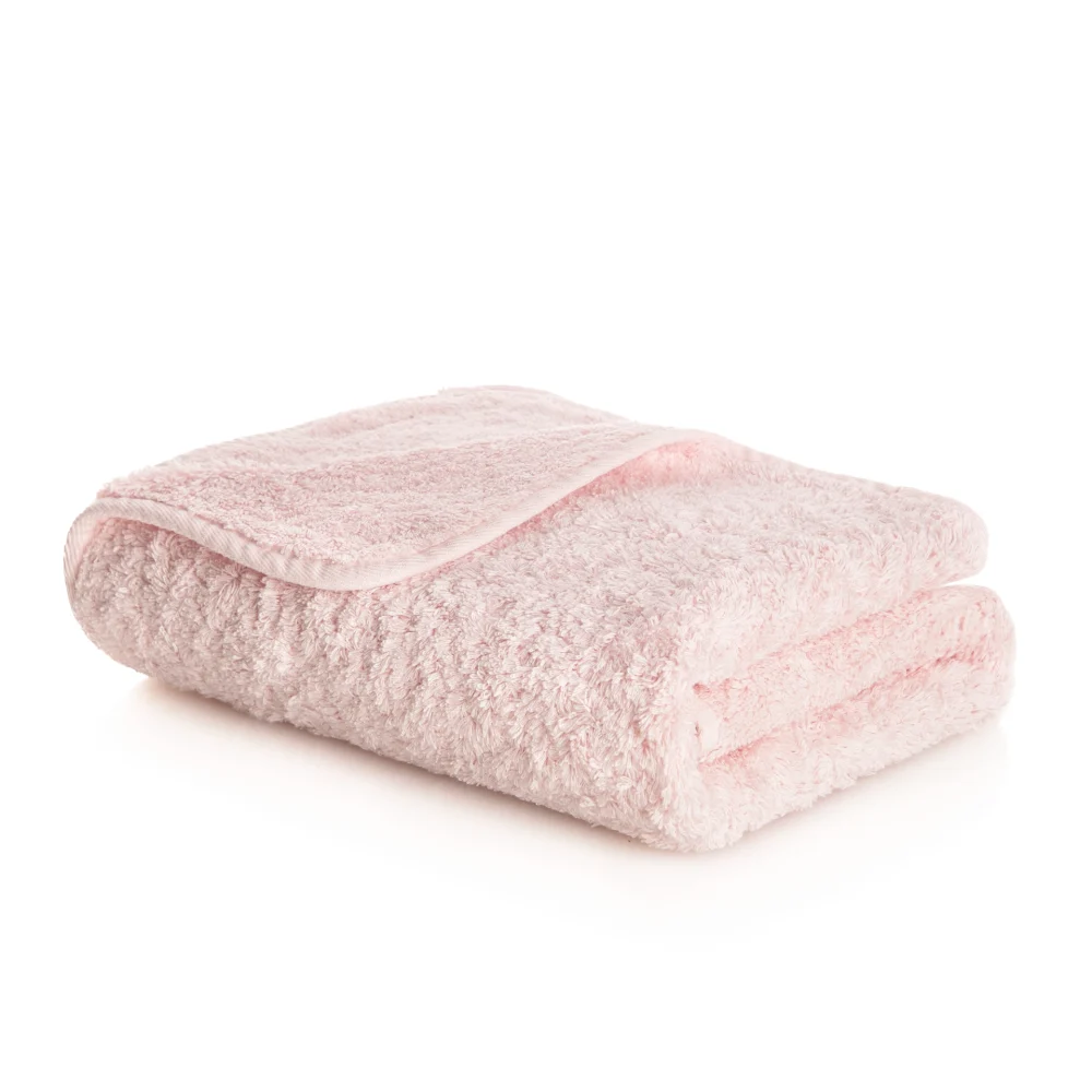 En exklusiv, fint vikt handduk modell Egoist från Graccioza i mjuk egyptisk bomull och färgtonen Pink Pearl.