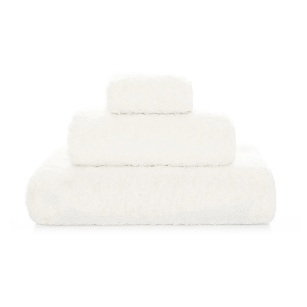Lyxiga, staplade frottéhanddukar Graccioza Egoist i den eleganta färgnyansen Snow (Elfenbensvit, off-white) sett framifrån.