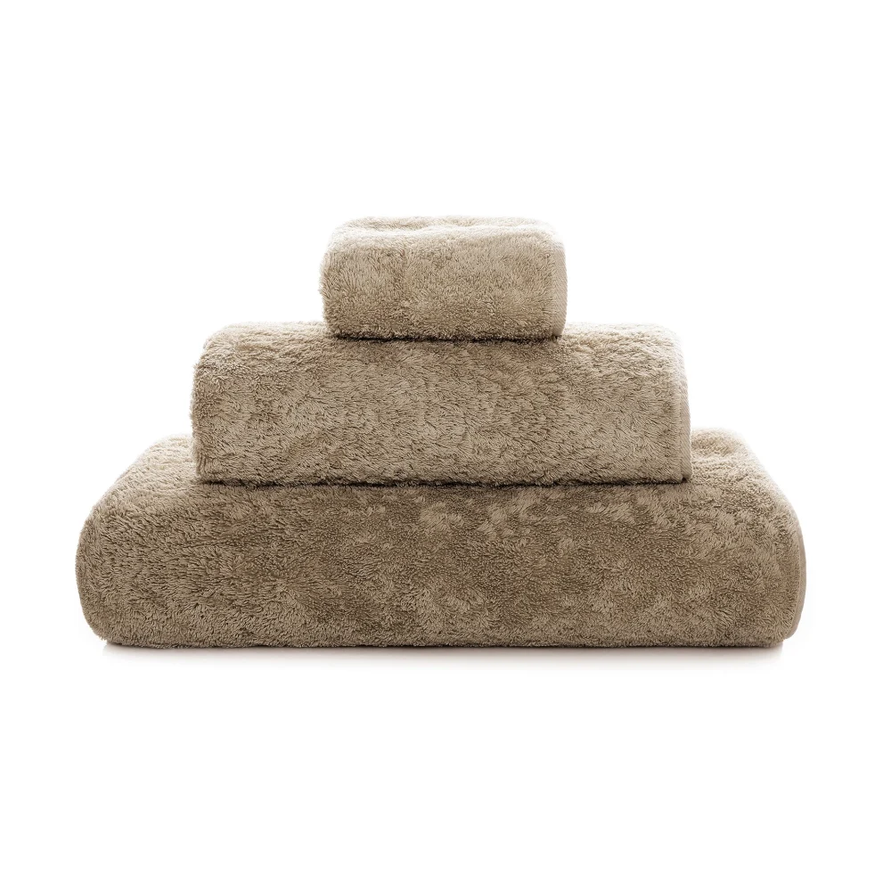Lyxiga, staplade frottéhanddukar Graccioza Egoist i den eleganta färgnyansen Stone (Djup Brun) sett framifrån.