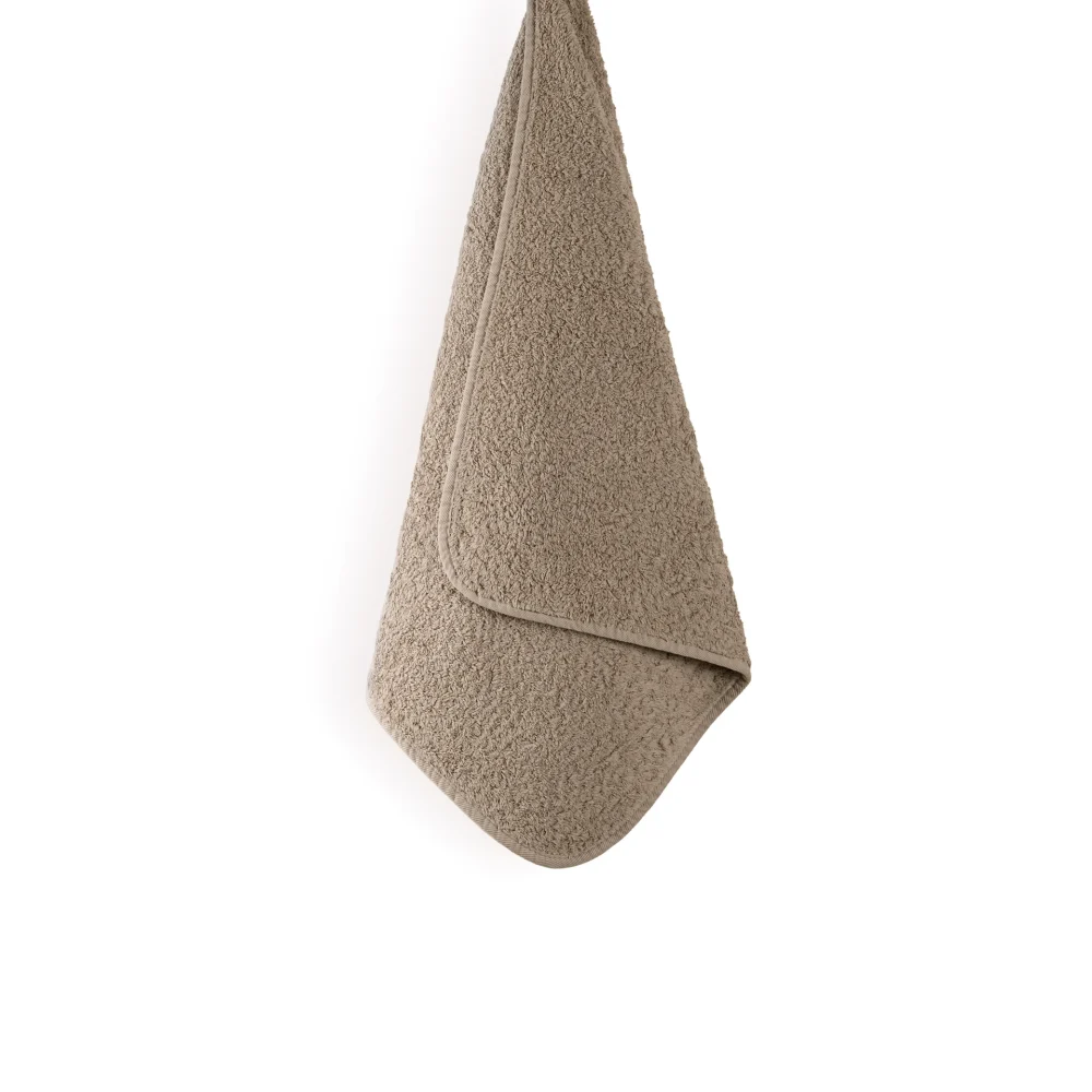 En stor, tjock och mjuk upphängd badhandduk Graccioza Egoist i den unika nyansen Stone redo för badrummet.