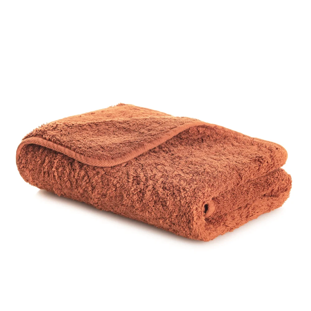En exklusiv, fint vikt handduk modell Egoist från Graccioza i mjuk egyptisk bomull och färgtonen Teracotta.