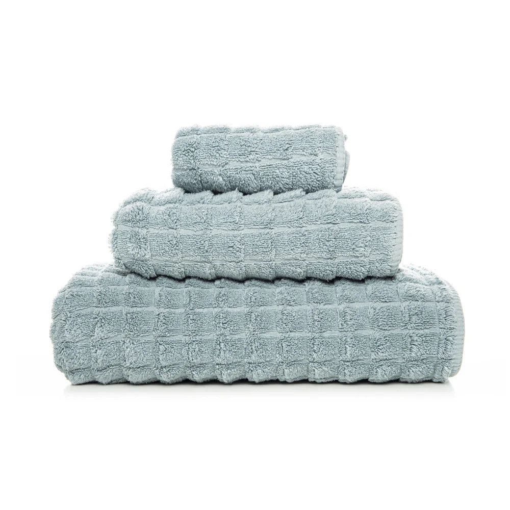 Exklusiva, fluffigt staplade frottéhanddukar Heaven i ljusturkos sea mist Zero Twist-bomull med unika rundade hörn.