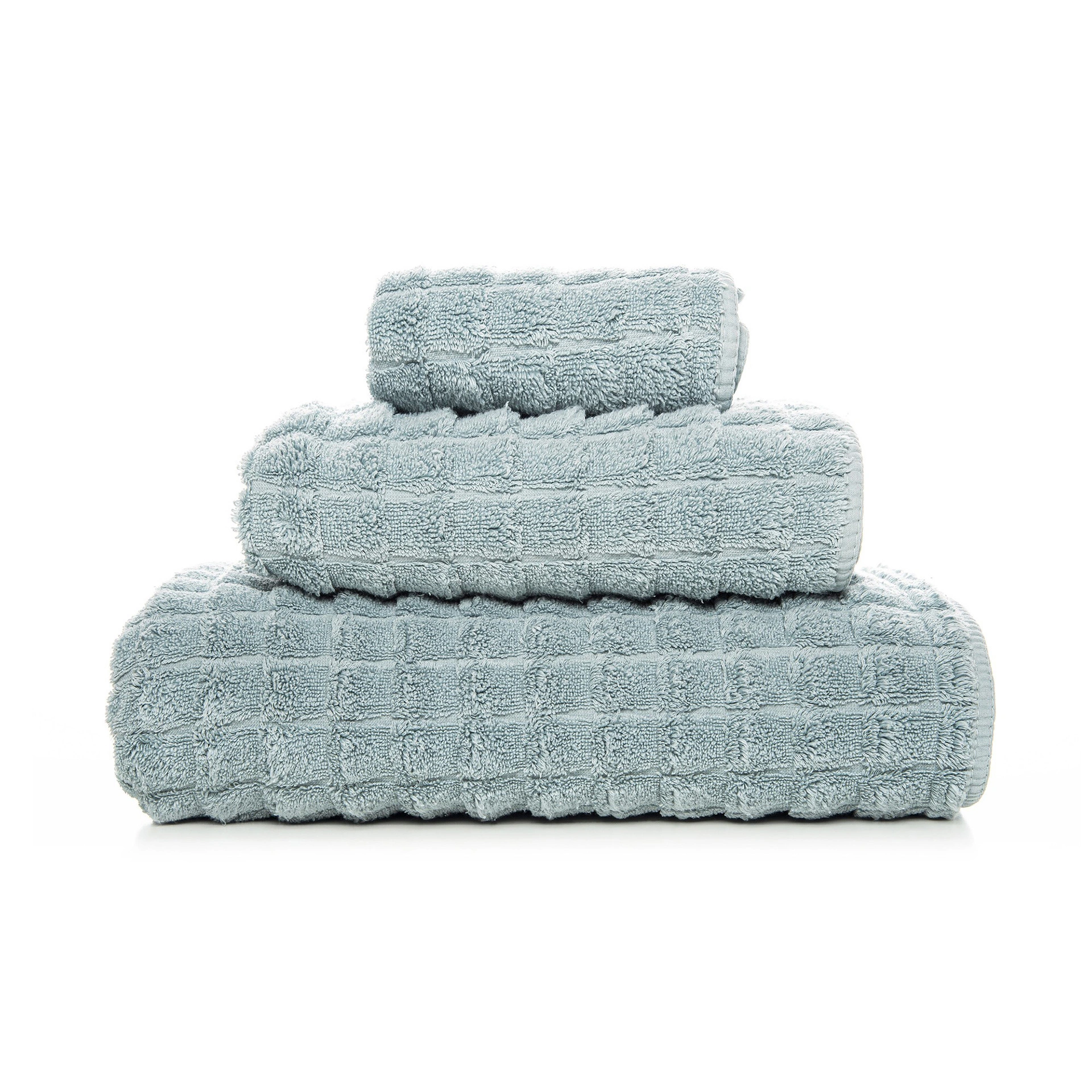 Exklusiva, fluffigt staplade frottéhanddukar Heaven i ljusturkos sea mist Zero Twist-bomull med unika rundade hörn.
