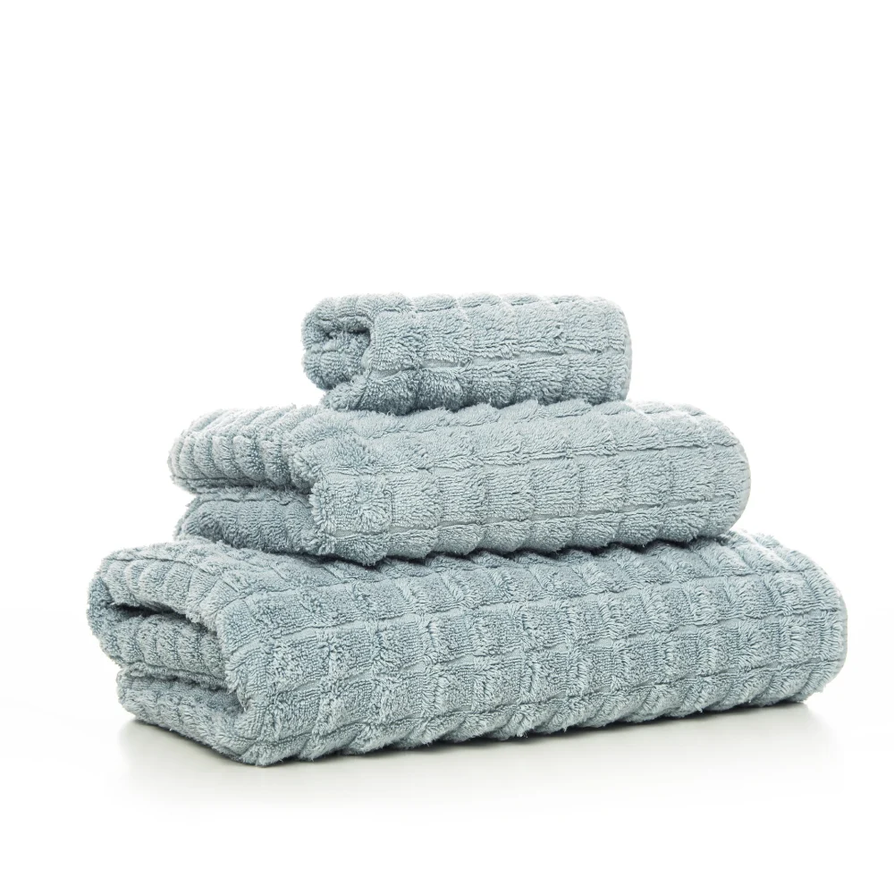 Staplade Heaven handdukar i ljusturkos sea mist visade från sidan för att belysa den extremt täta frottén på 750 g/m².
