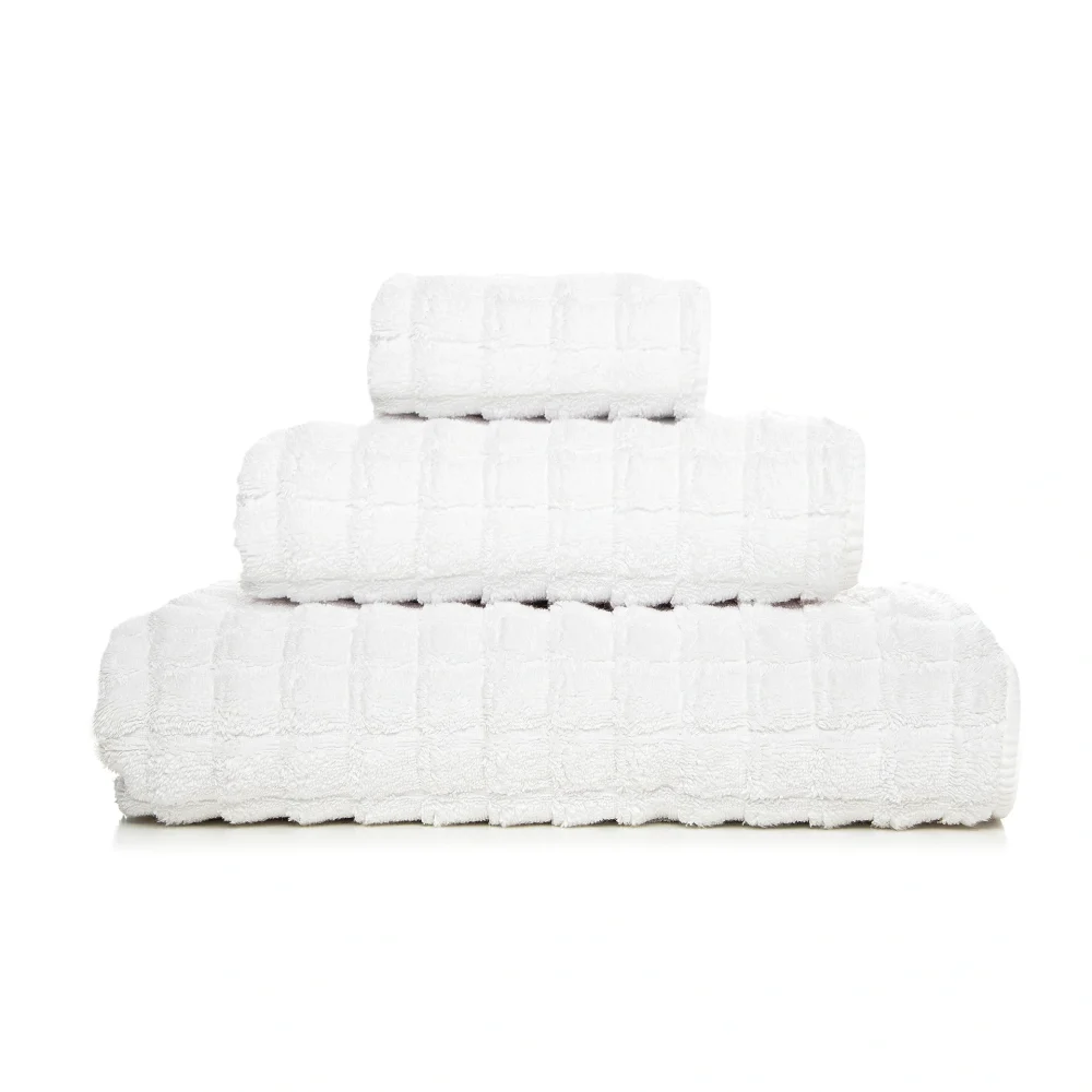 Exklusiva, fluffigt staplade frottéhanddukar Heaven i krispigt vit Zero Twist-bomull med unika rundade hörn.