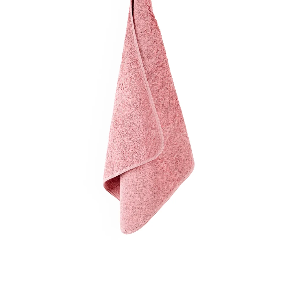 En stor, mjuk och upphängd badhandduk Graccioza Heritage i den eleganta nyansen Blush som visar handdukens vackra fall.