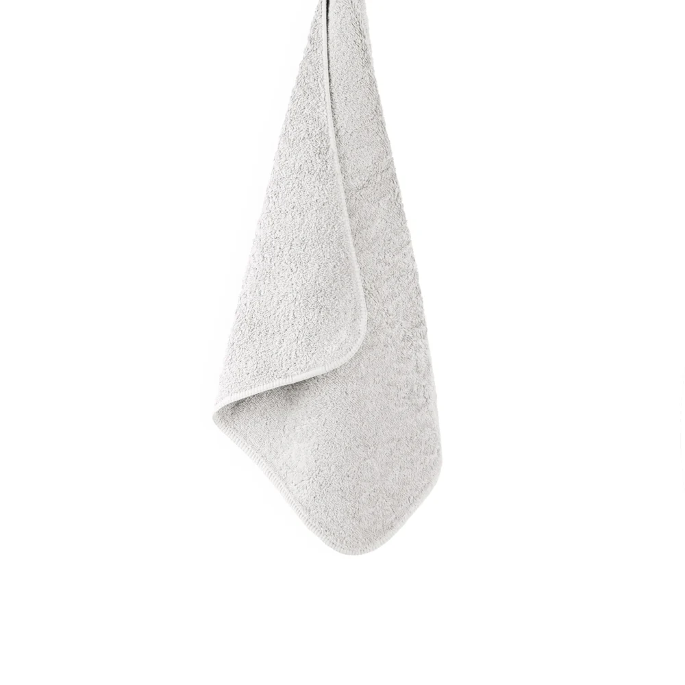 En stor, mjuk och upphängd badhandduk Graccioza Heritage i den eleganta nyansen Cloud som visar handdukens vackra fall.