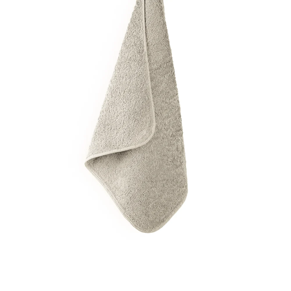 En stor, mjuk och upphängd badhandduk Graccioza Heritage i den eleganta nyansen Fog som visar handdukens vackra fall.