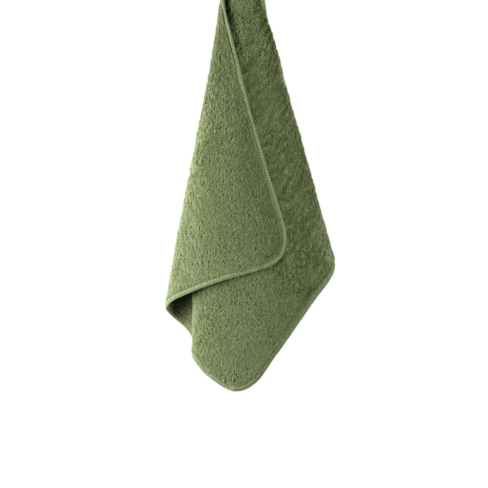 En stor, mjuk och upphängd badhandduk Graccioza Heritage i den eleganta nyansen Jade som visar handdukens vackra fall.