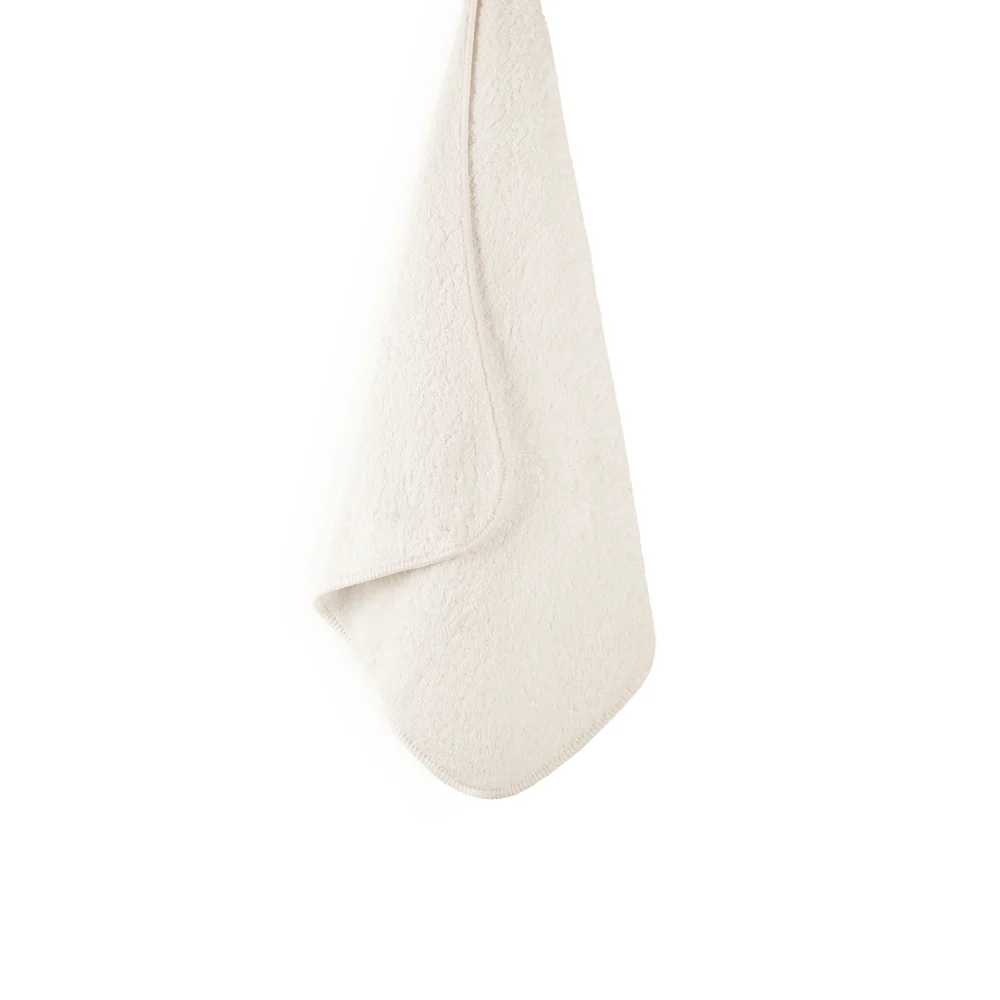 En stor, mjuk och upphängd badhandduk Graccioza Heritage i den eleganta nyansen Natural som visar handdukens vackra fall.
