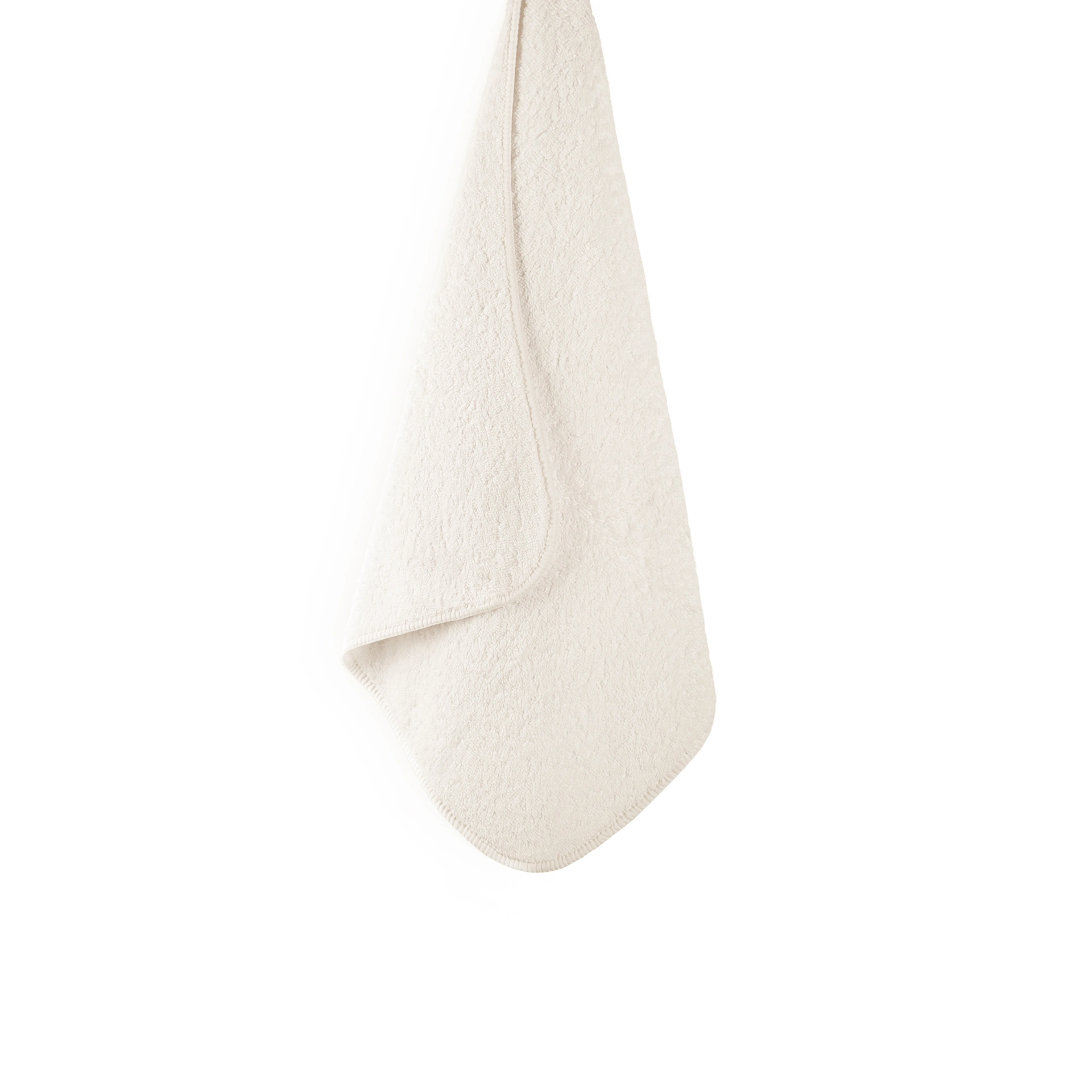 En stor, mjuk och upphängd badhandduk Graccioza Heritage i den eleganta nyansen Natural som visar handdukens vackra fall.