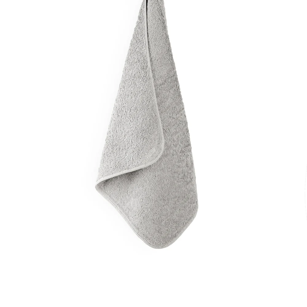 En stor, mjuk och upphängd badhandduk Graccioza Heritage i den eleganta nyansen Silver som visar handdukens vackra fall.