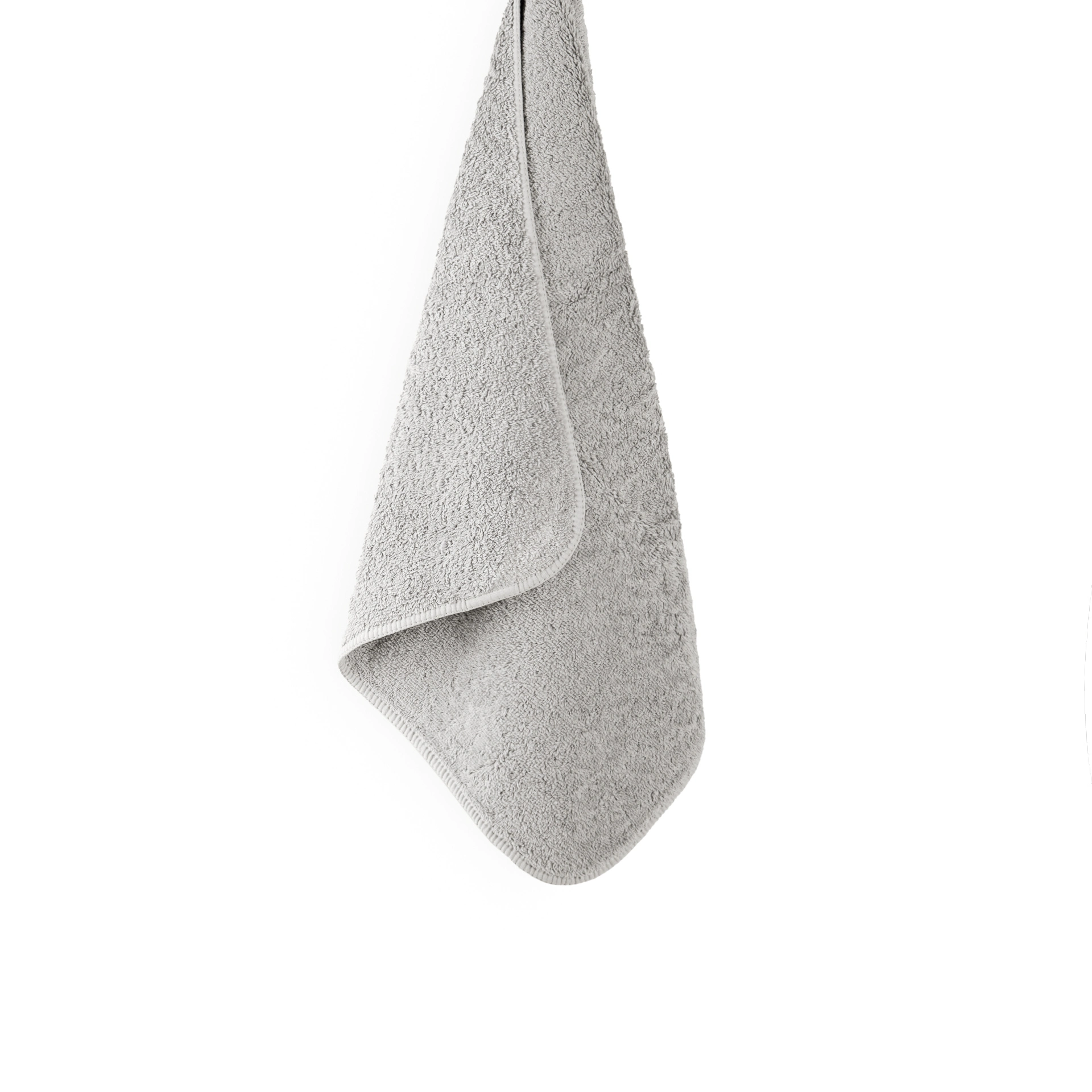 En stor, mjuk och upphängd badhandduk Graccioza Heritage i den eleganta nyansen Silver som visar handdukens vackra fall.