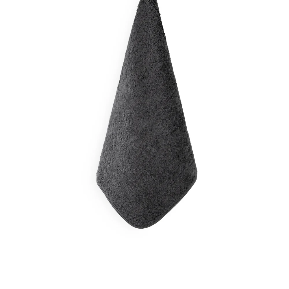 En stor, mjuk och upphängd badhandduk Graccioza Heritage i den eleganta nyansen Storm som visar handdukens vackra fall.