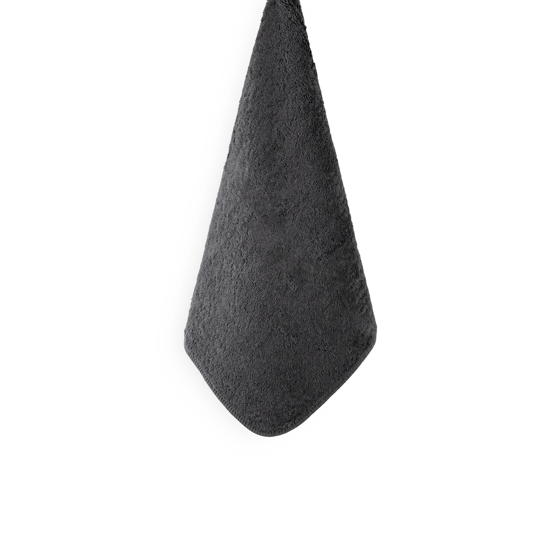 En stor, mjuk och upphängd badhandduk Graccioza Heritage i den eleganta nyansen Storm som visar handdukens vackra fall.